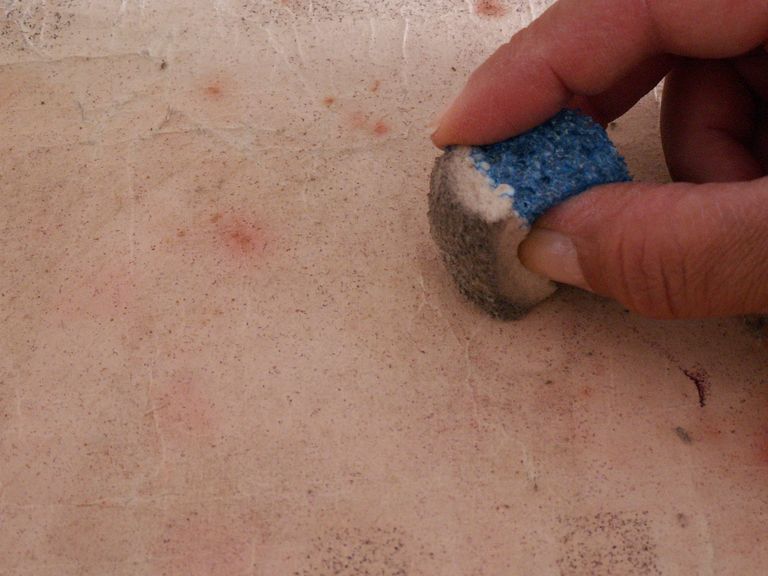 pulizia con gomma del verso